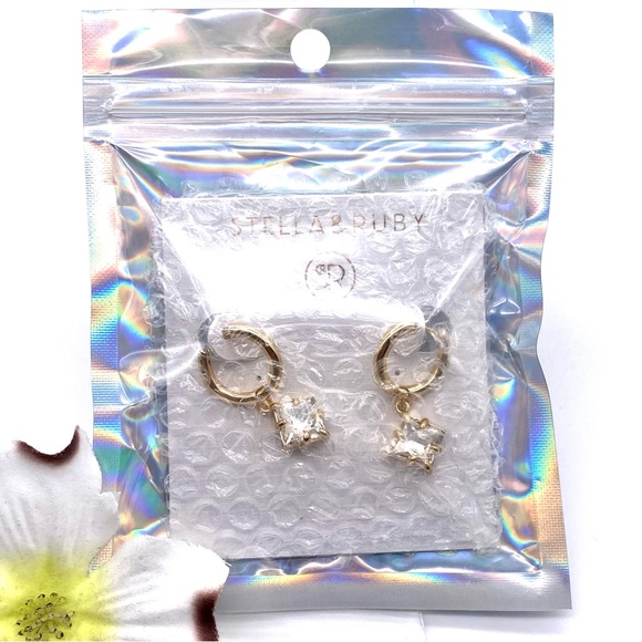 NWT Stella & Ruby Clear Square Crystal Drop Huggie Earrings - Picture 8 of 11